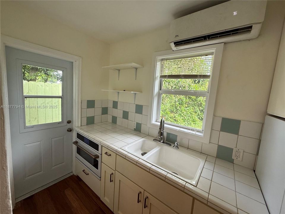 Active With Contract: $2,100 (1 beds, 1 baths, 420 Square Feet)