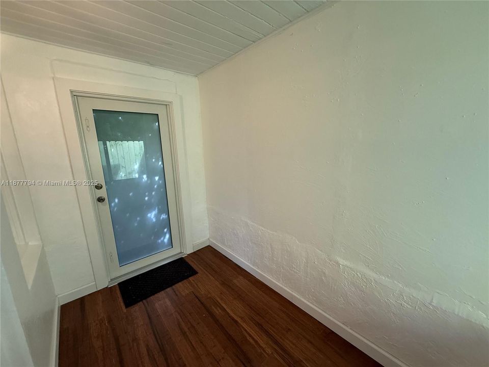 Active With Contract: $2,100 (1 beds, 1 baths, 420 Square Feet)