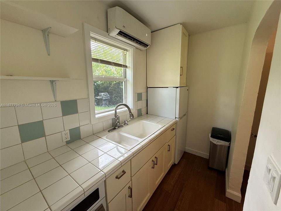 Active With Contract: $2,100 (1 beds, 1 baths, 420 Square Feet)