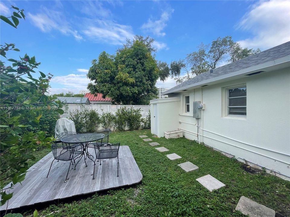 Active With Contract: $2,100 (1 beds, 1 baths, 420 Square Feet)