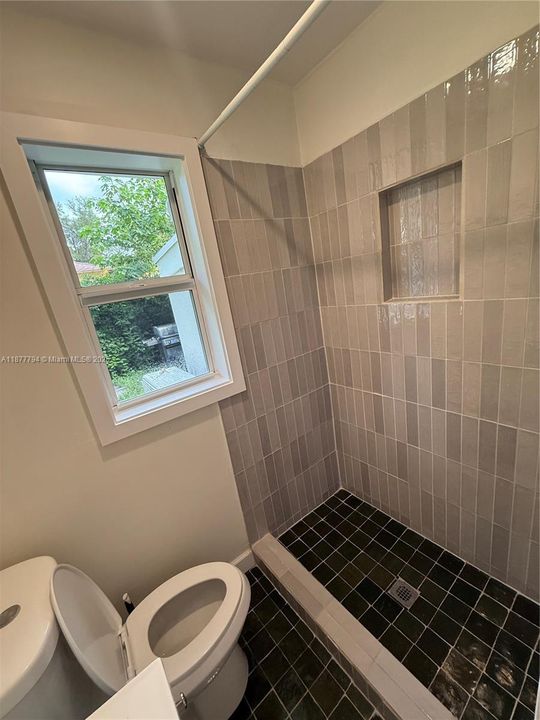 Active With Contract: $2,100 (1 beds, 1 baths, 420 Square Feet)