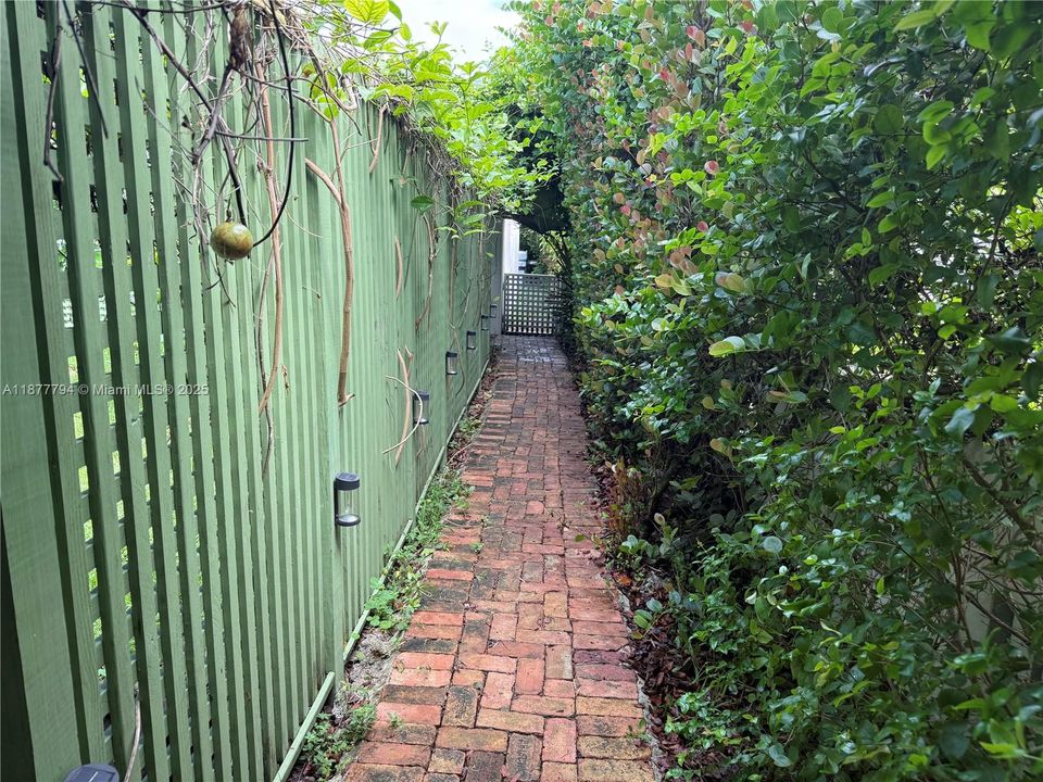 Active With Contract: $2,100 (1 beds, 1 baths, 420 Square Feet)