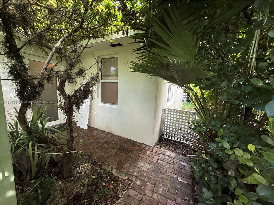 Active With Contract: $2,100 (1 beds, 1 baths, 420 Square Feet)