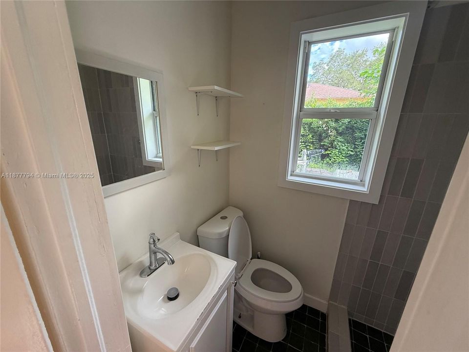 Active With Contract: $2,100 (1 beds, 1 baths, 420 Square Feet)