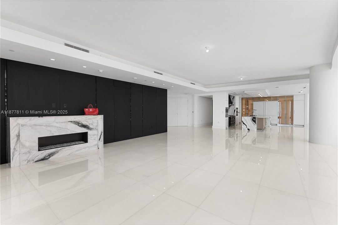 Spectacular fireplace for those cold Miami nigthts.  Or just for Show.