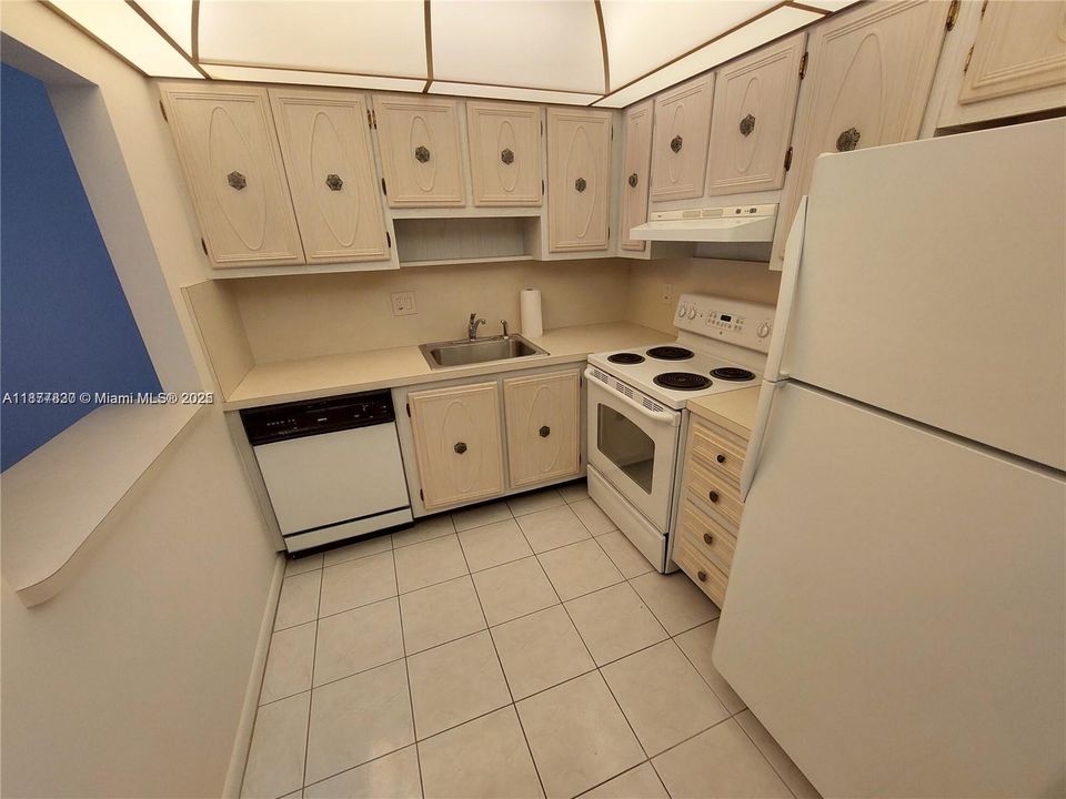 待售: $134,900 (1 贝兹, 1 浴室, 675 平方英尺)