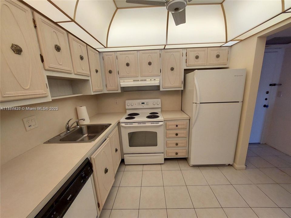 待售: $134,900 (1 贝兹, 1 浴室, 675 平方英尺)