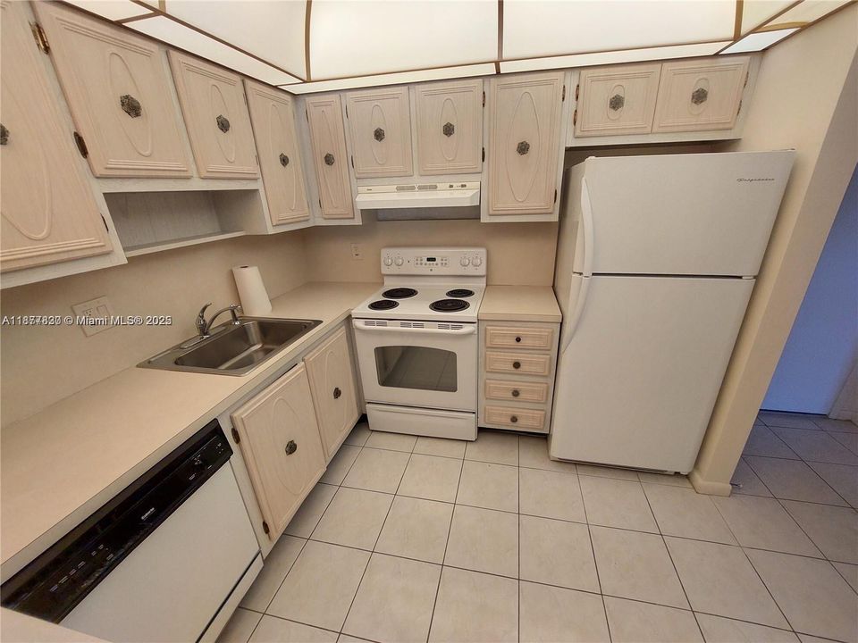 待售: $134,900 (1 贝兹, 1 浴室, 675 平方英尺)