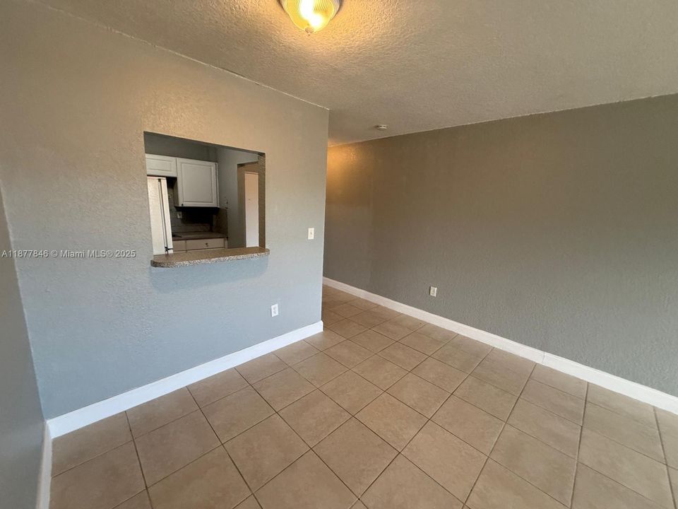 合同活跃: $1,950 (2 贝兹, 2 浴室, 870 平方英尺)