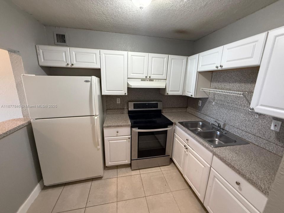 合同活跃: $1,950 (2 贝兹, 2 浴室, 870 平方英尺)