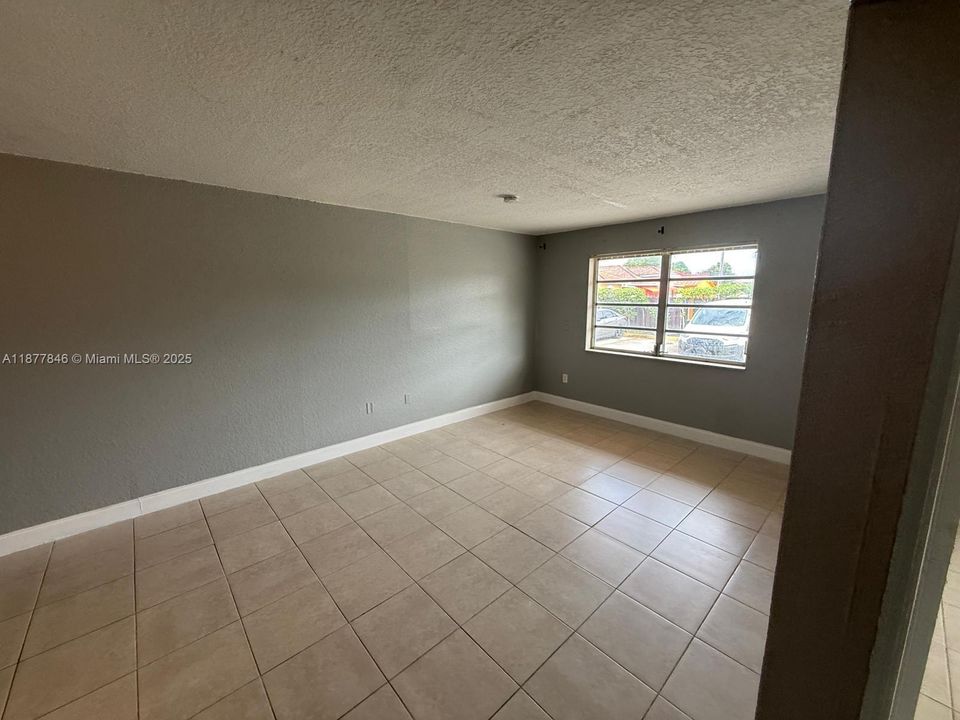 合同活跃: $1,950 (2 贝兹, 2 浴室, 870 平方英尺)