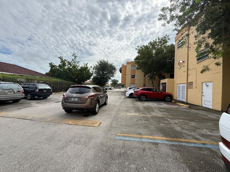 合同活跃: $1,950 (2 贝兹, 2 浴室, 870 平方英尺)