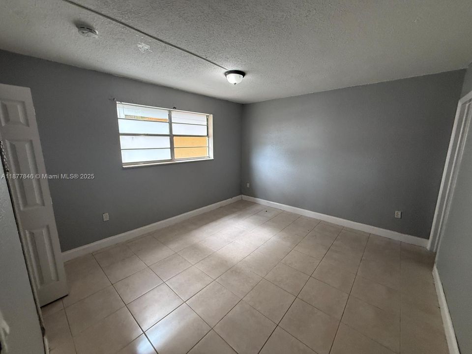 合同活跃: $1,950 (2 贝兹, 2 浴室, 870 平方英尺)