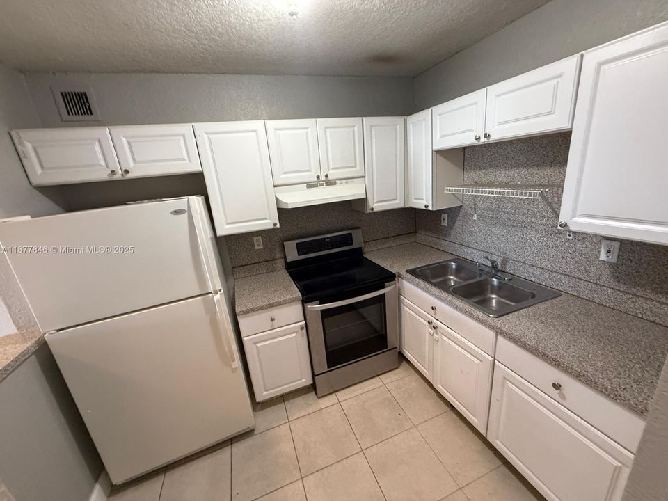 合同活跃: $1,950 (2 贝兹, 2 浴室, 870 平方英尺)