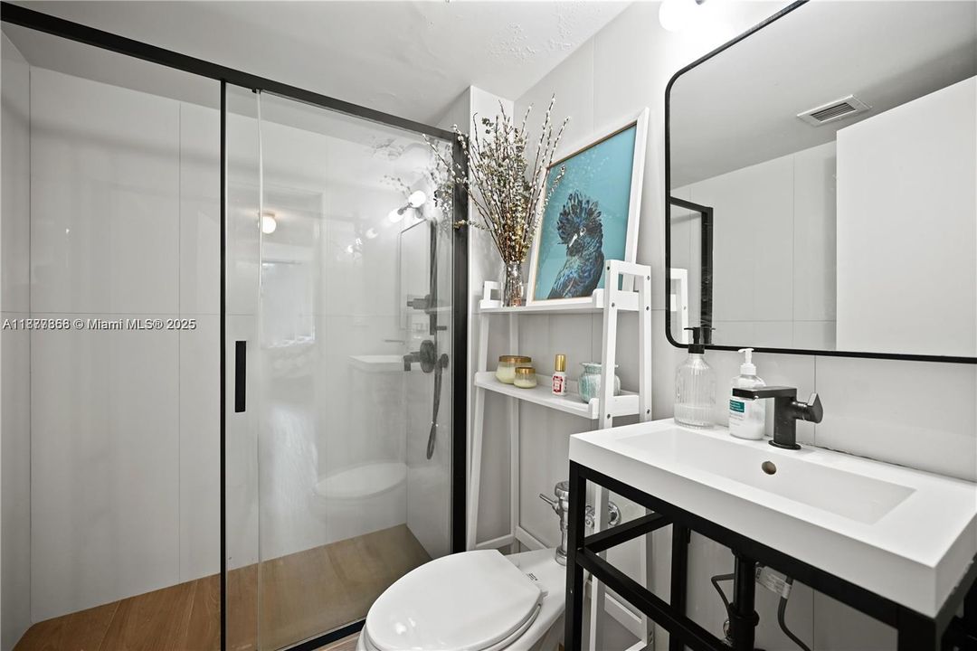 待售: $699,999 (2 贝兹, 2 浴室, 1072 平方英尺)