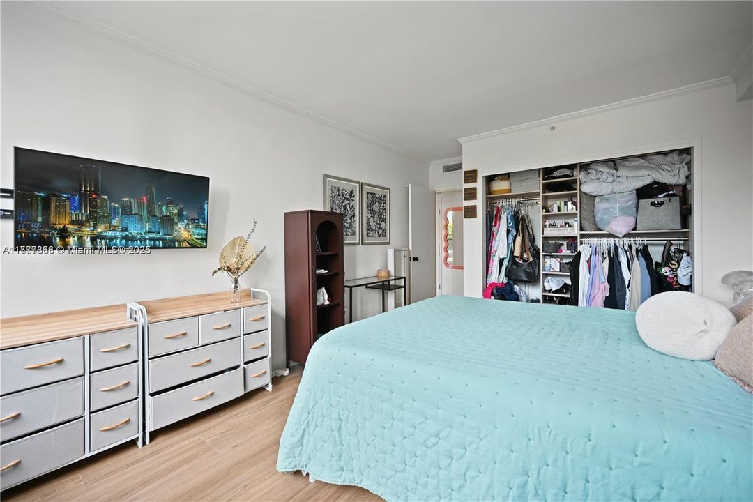 待售: $699,999 (2 贝兹, 2 浴室, 1072 平方英尺)