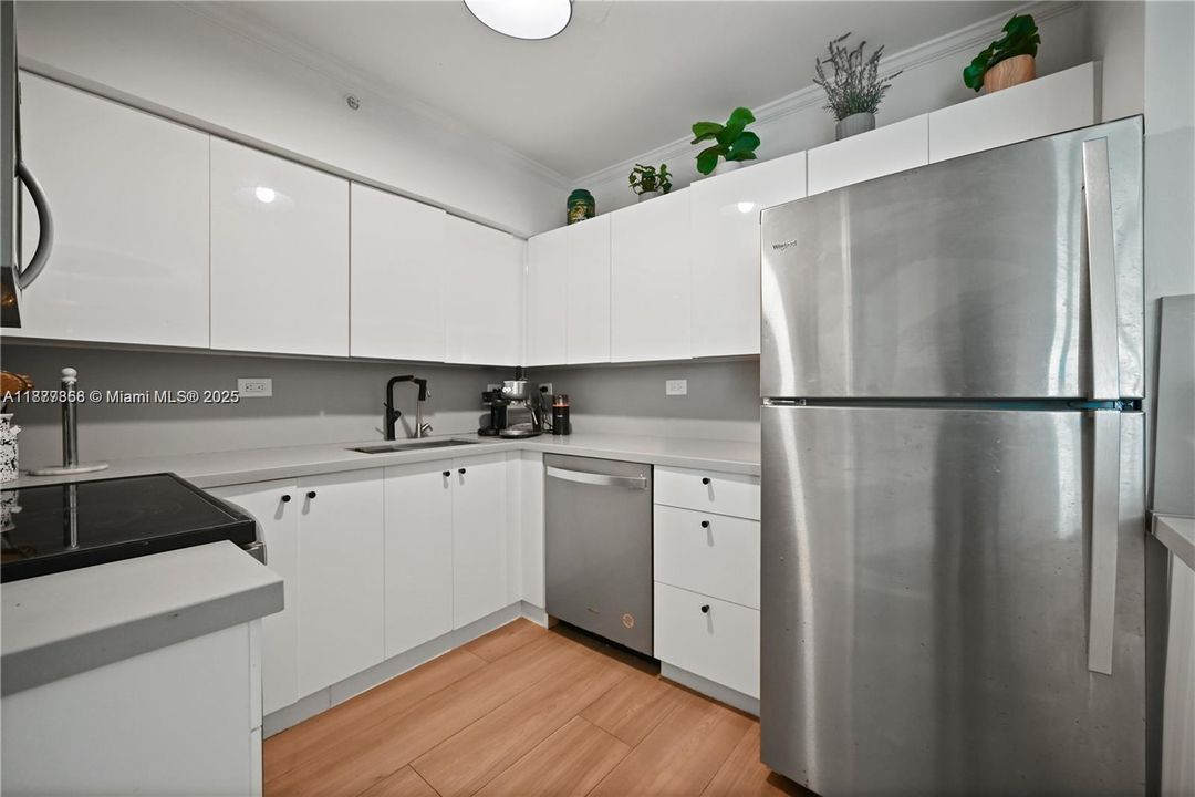 待售: $699,999 (2 贝兹, 2 浴室, 1072 平方英尺)