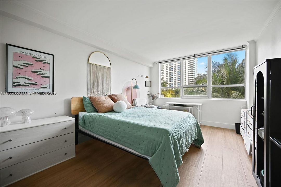 待售: $699,999 (2 贝兹, 2 浴室, 1072 平方英尺)