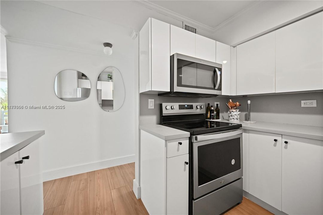 待售: $699,999 (2 贝兹, 2 浴室, 1072 平方英尺)