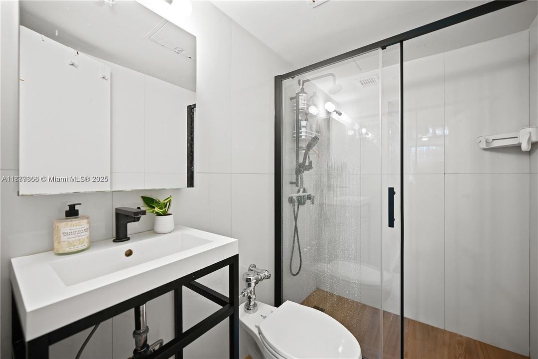 待售: $699,999 (2 贝兹, 2 浴室, 1072 平方英尺)