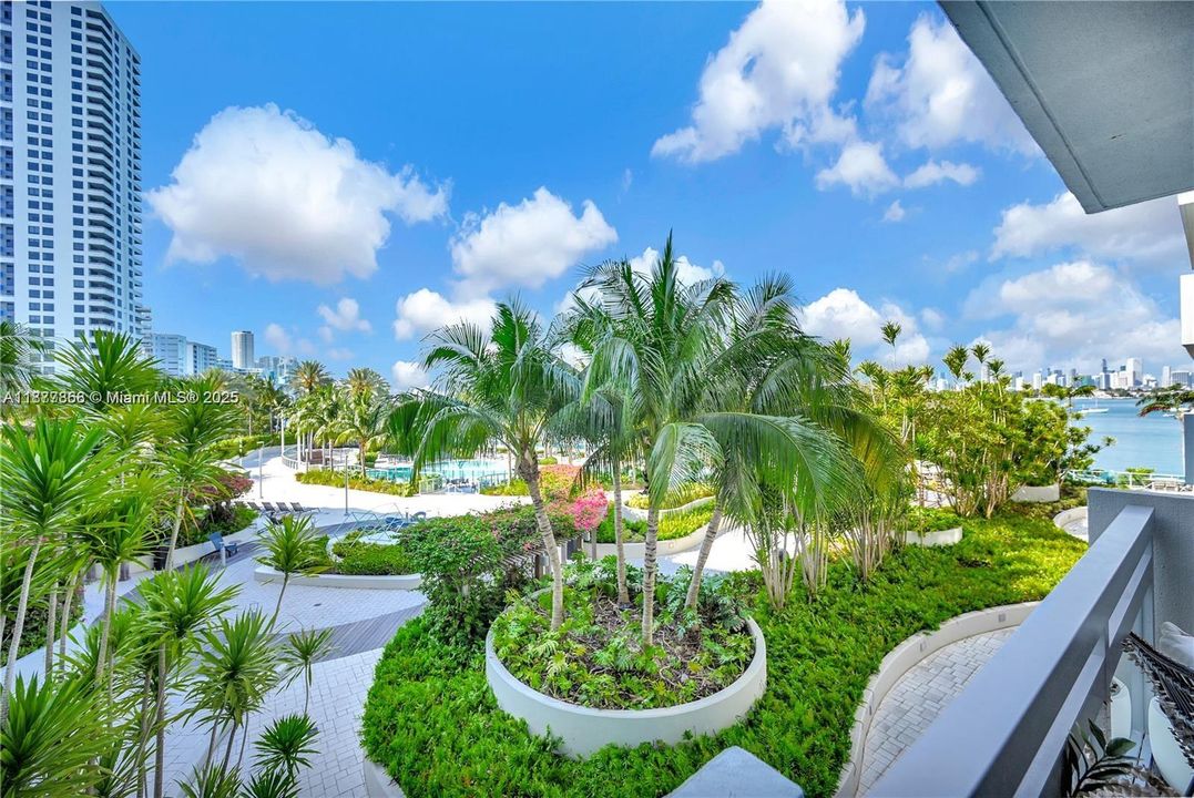 待售: $699,999 (2 贝兹, 2 浴室, 1072 平方英尺)