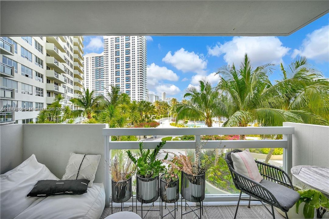 待售: $699,999 (2 贝兹, 2 浴室, 1072 平方英尺)