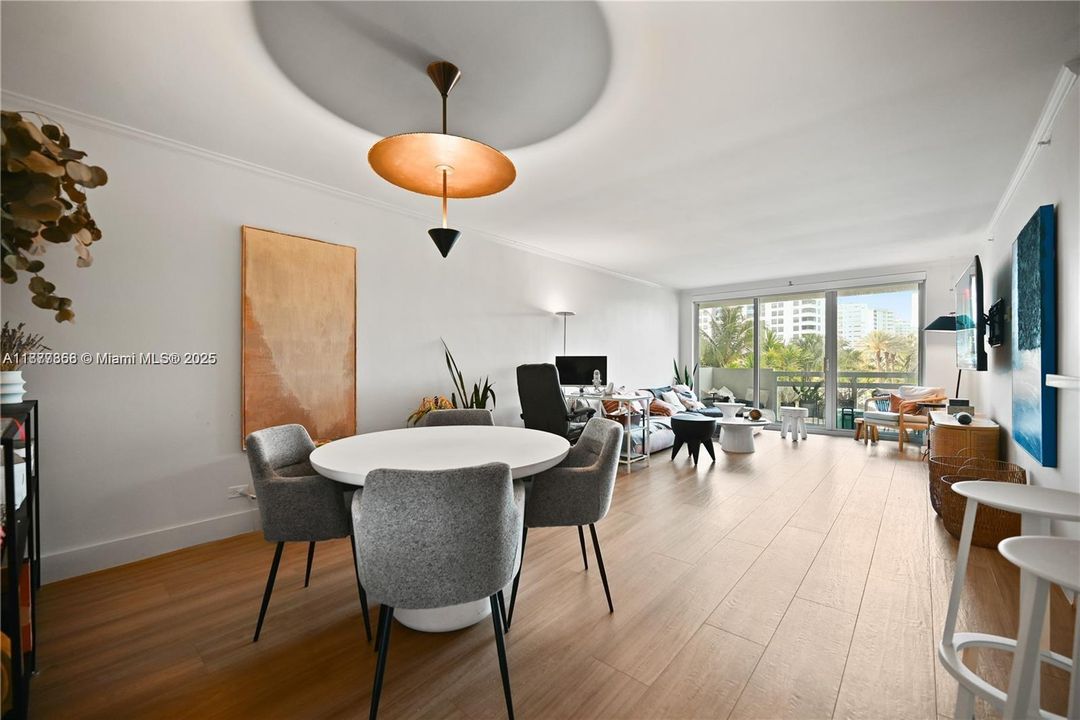 待售: $699,999 (2 贝兹, 2 浴室, 1072 平方英尺)