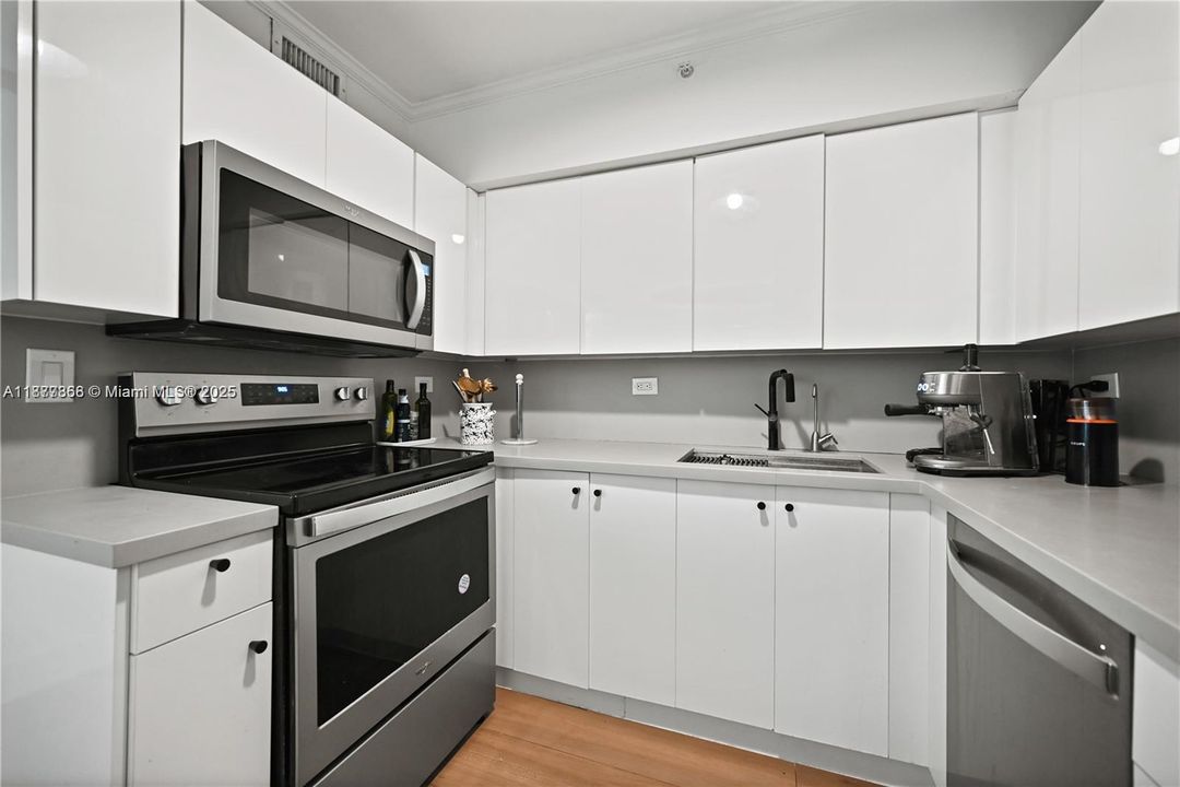 待售: $699,999 (2 贝兹, 2 浴室, 1072 平方英尺)