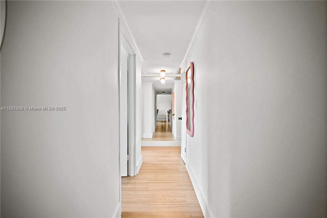 待售: $699,999 (2 贝兹, 2 浴室, 1072 平方英尺)