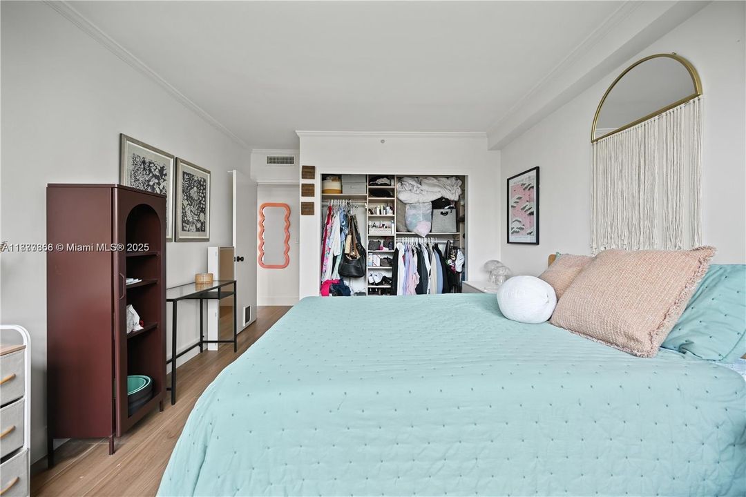 待售: $699,999 (2 贝兹, 2 浴室, 1072 平方英尺)