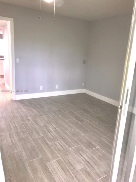 待售: $94,000 (1 贝兹, 1 浴室, 585 平方英尺)