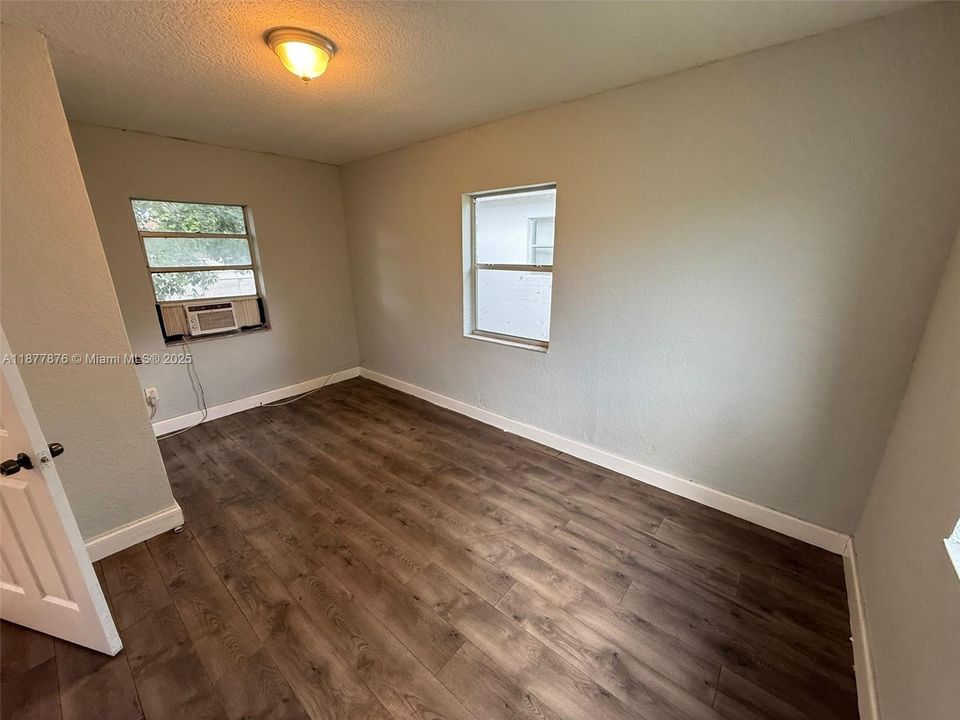 Active With Contract: $1,400 (1 beds, 1 baths, 2685 Square Feet)