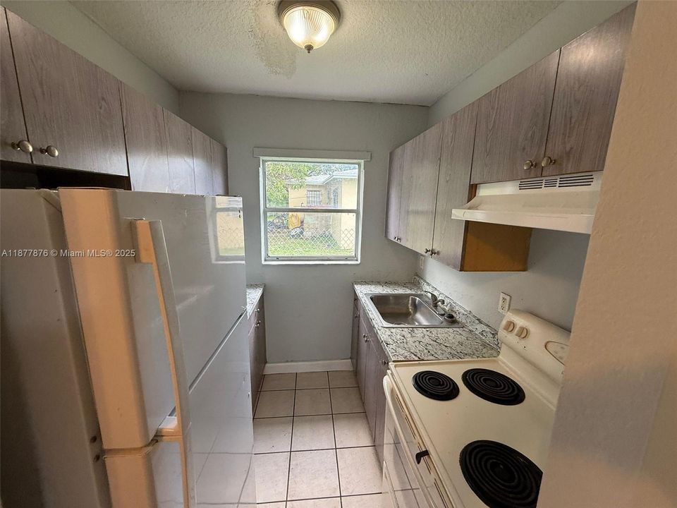 Active With Contract: $1,400 (1 beds, 1 baths, 2685 Square Feet)