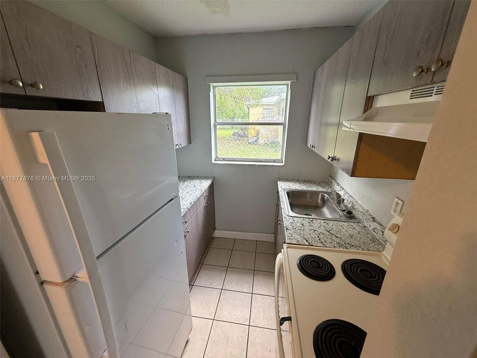 Active With Contract: $1,400 (1 beds, 1 baths, 2685 Square Feet)