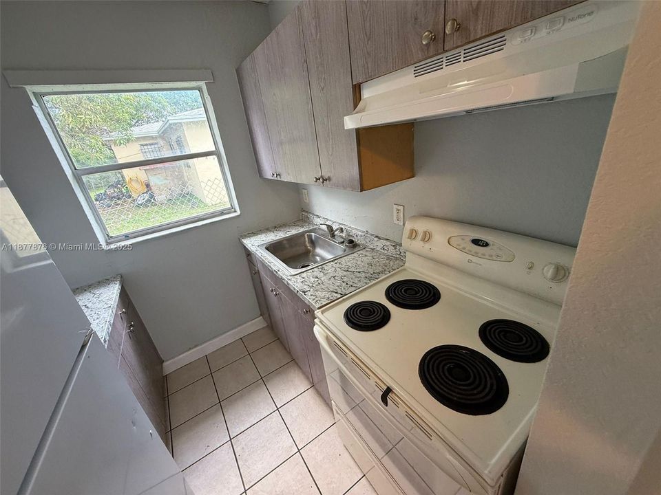 Active With Contract: $1,400 (1 beds, 1 baths, 2685 Square Feet)