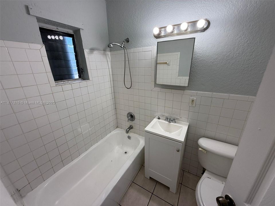 Active With Contract: $1,400 (1 beds, 1 baths, 2685 Square Feet)