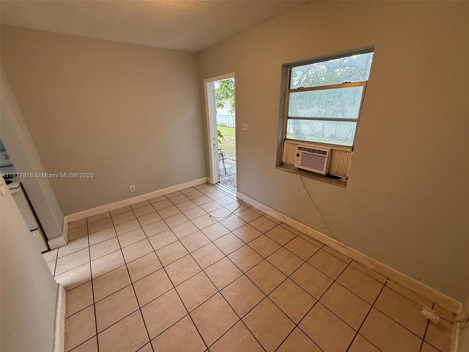 Active With Contract: $1,400 (1 beds, 1 baths, 2685 Square Feet)