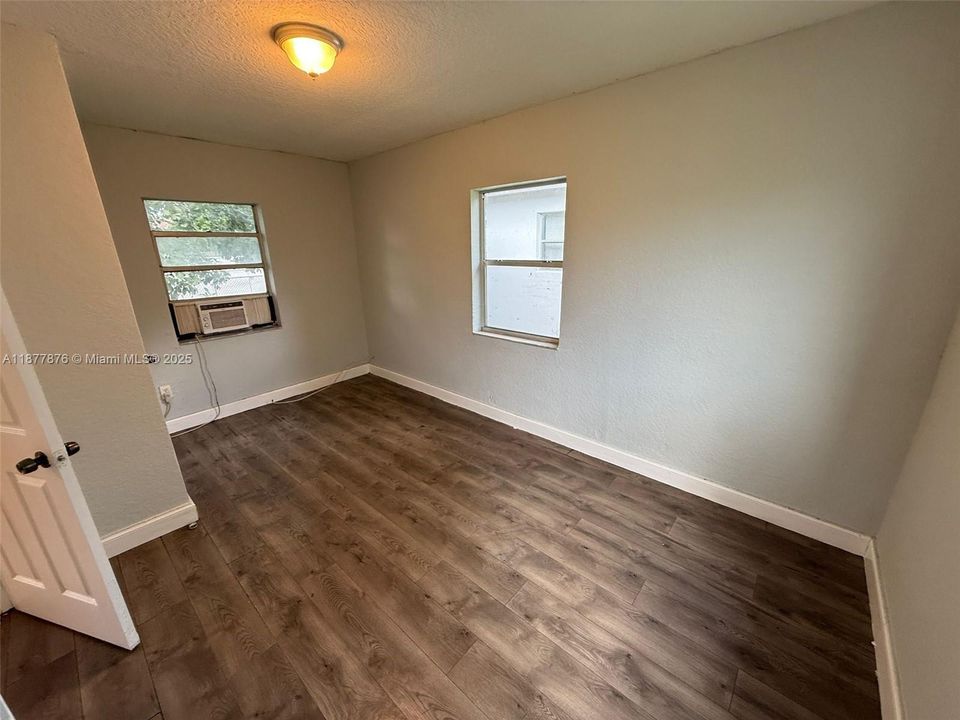 Active With Contract: $1,400 (1 beds, 1 baths, 2685 Square Feet)