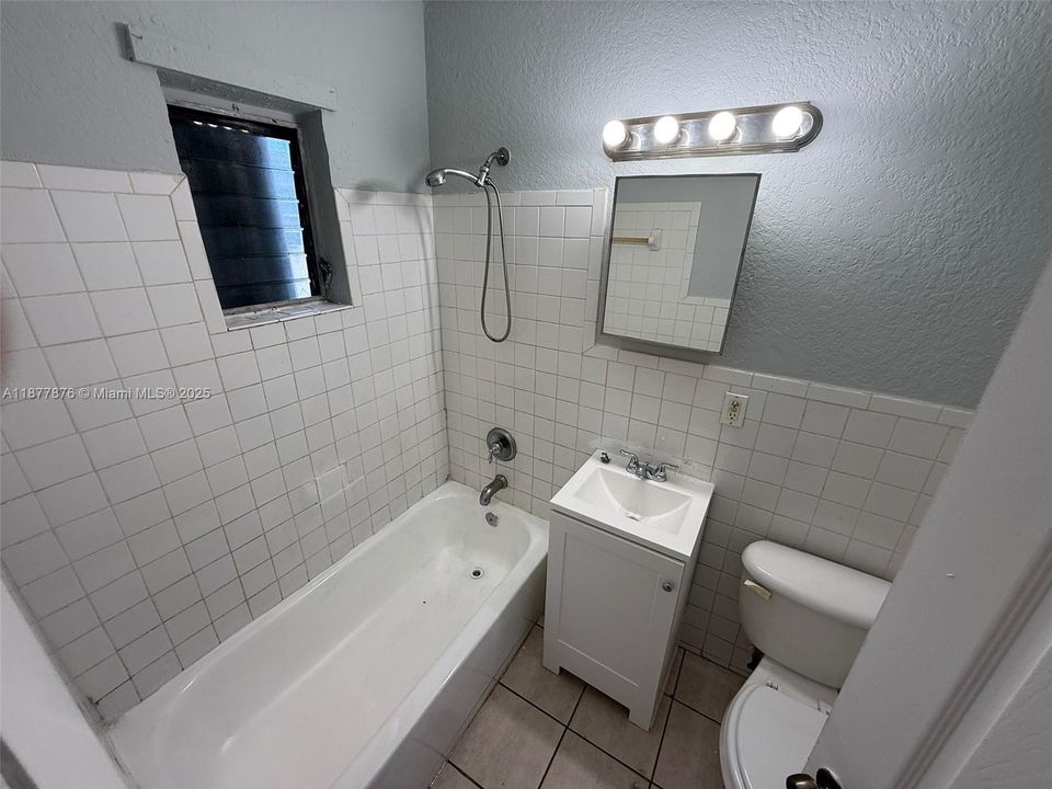 Active With Contract: $1,400 (1 beds, 1 baths, 2685 Square Feet)