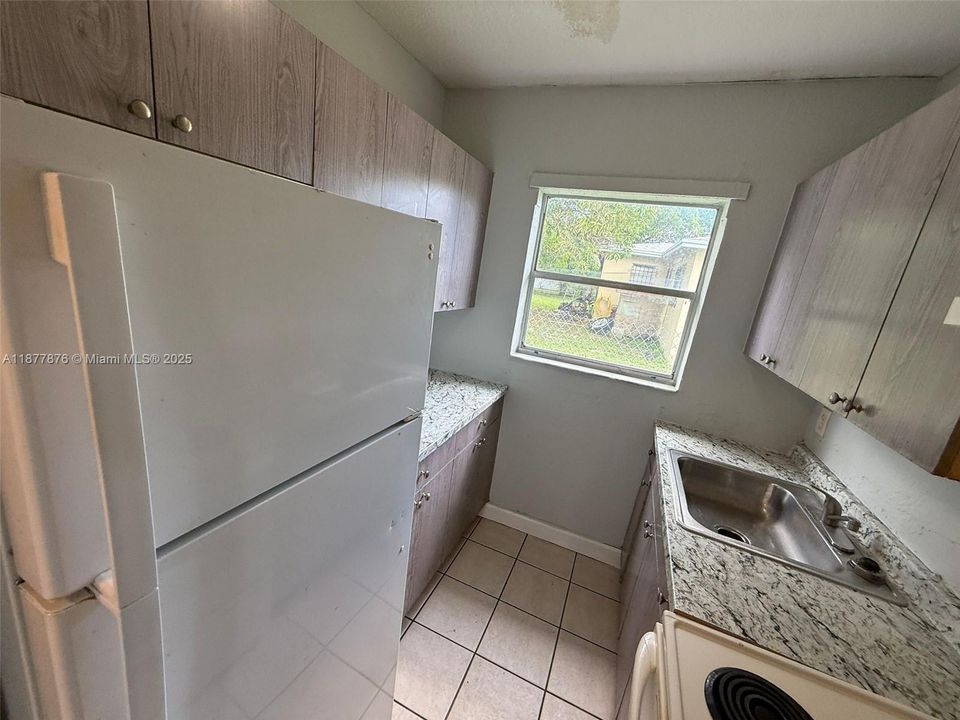 Active With Contract: $1,400 (1 beds, 1 baths, 2685 Square Feet)