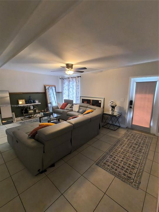 В аренду: $4,000 (4 спален, 2 ванн, 1623 Квадратных фут)