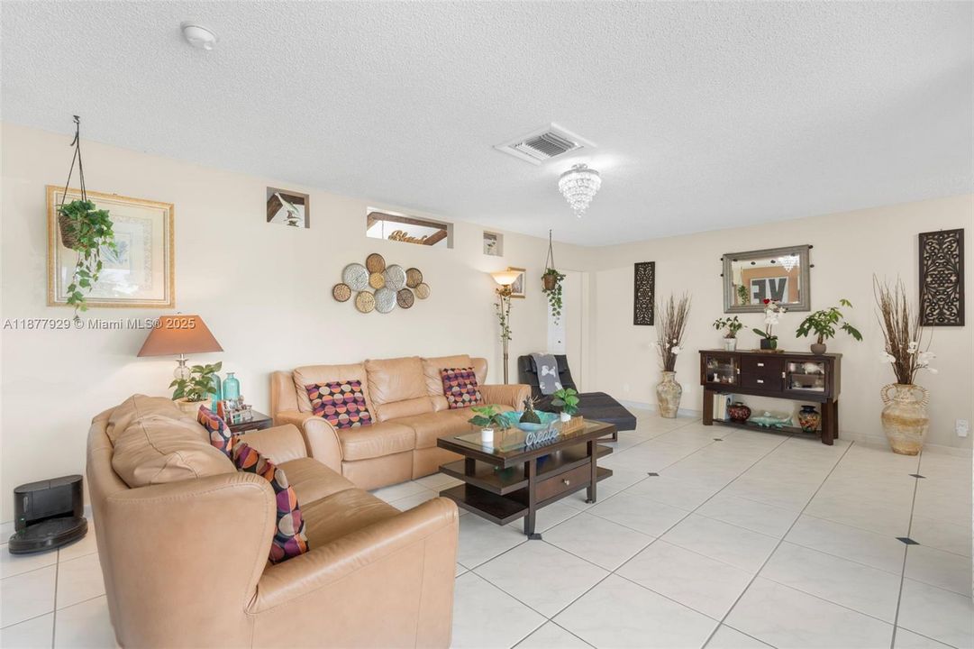 Недавно продано: $650,000 (4 спален, 2 ванн, 1857 Квадратных фут)