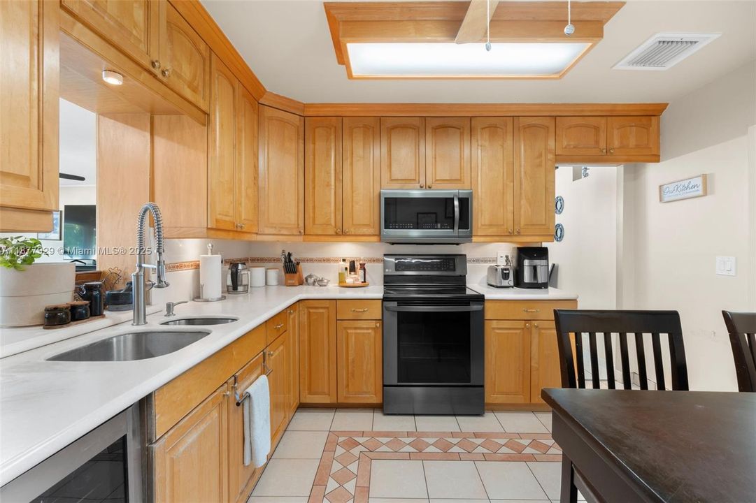 Недавно продано: $650,000 (4 спален, 2 ванн, 1857 Квадратных фут)