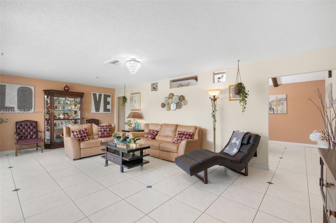 Недавно продано: $650,000 (4 спален, 2 ванн, 1857 Квадратных фут)