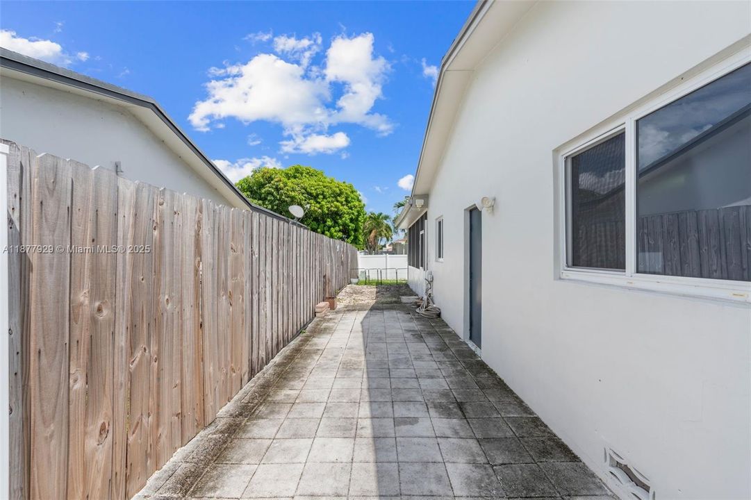 Недавно продано: $650,000 (4 спален, 2 ванн, 1857 Квадратных фут)