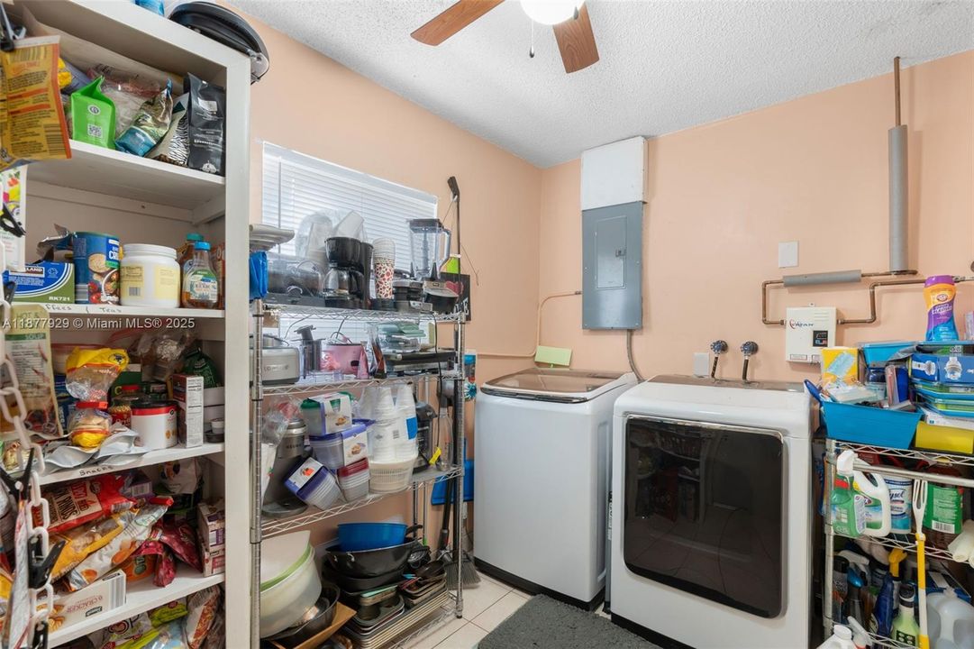 Недавно продано: $650,000 (4 спален, 2 ванн, 1857 Квадратных фут)