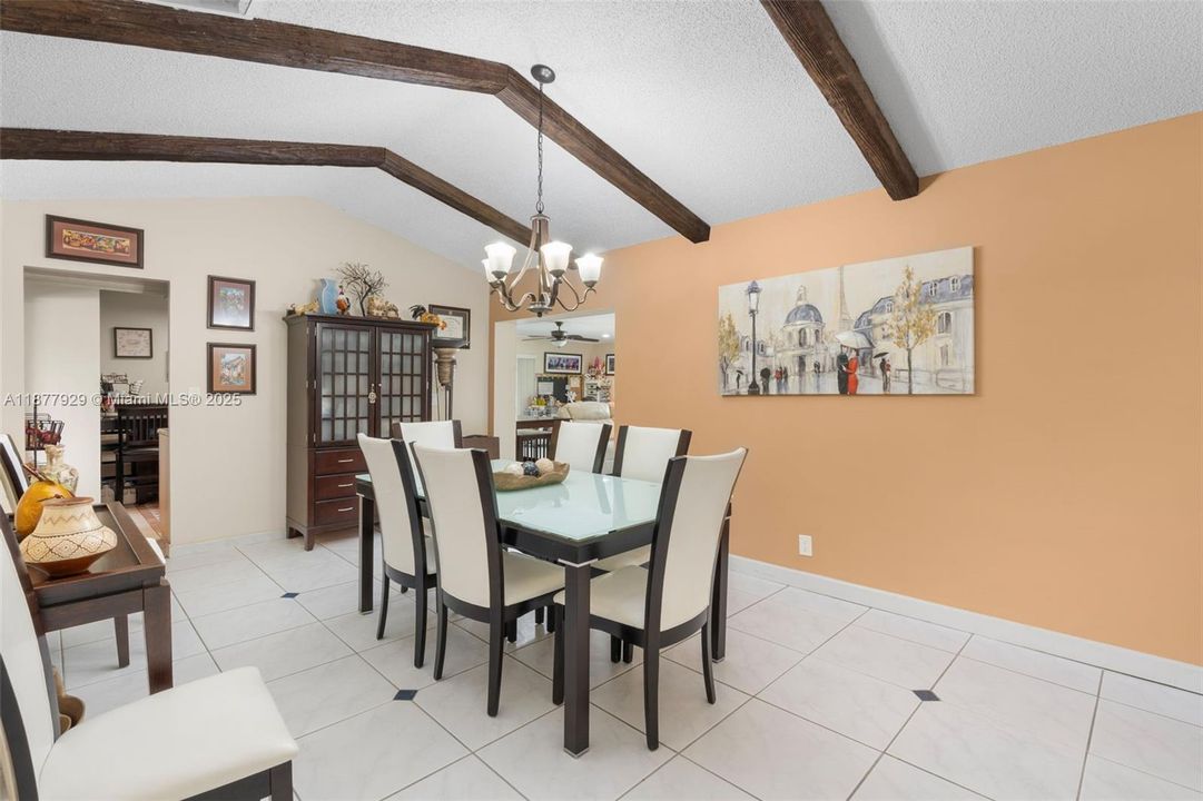 Недавно продано: $650,000 (4 спален, 2 ванн, 1857 Квадратных фут)