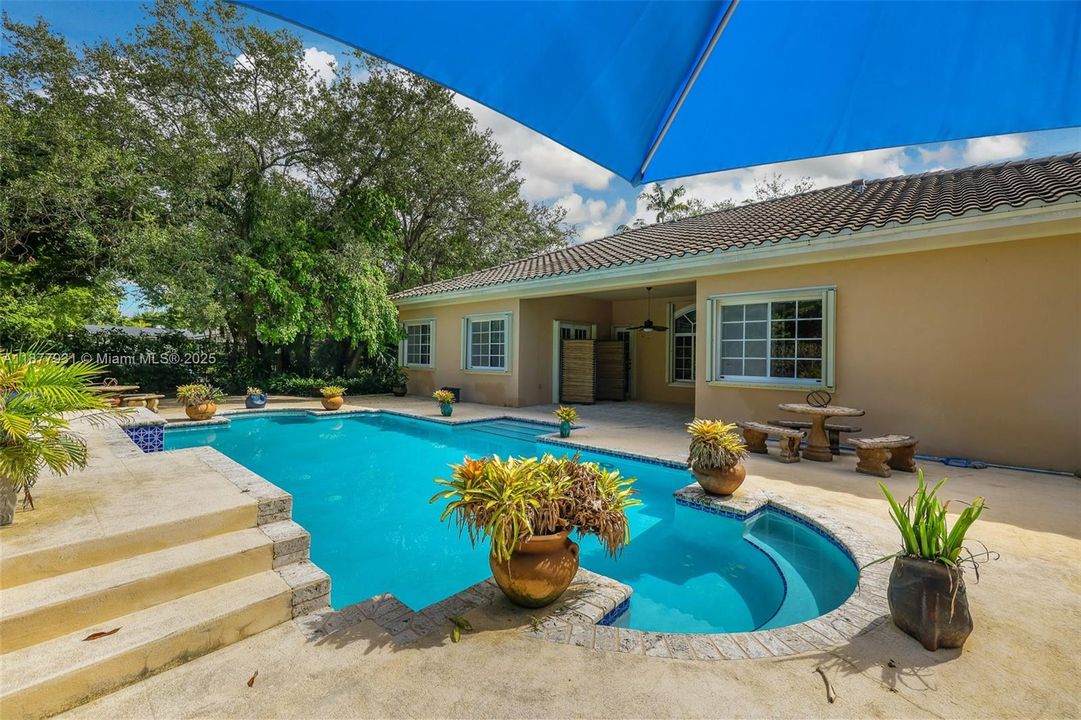 Activo con contrato: $1,424,000 (5 camas, 3 baños, 3267 Pies cuadrados)