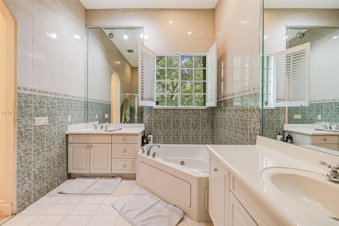 Activo con contrato: $1,424,000 (5 camas, 3 baños, 3267 Pies cuadrados)