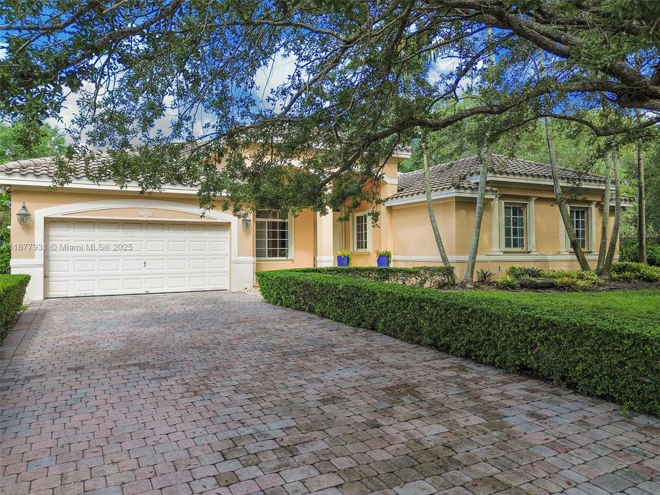 Activo con contrato: $1,424,000 (5 camas, 3 baños, 3267 Pies cuadrados)